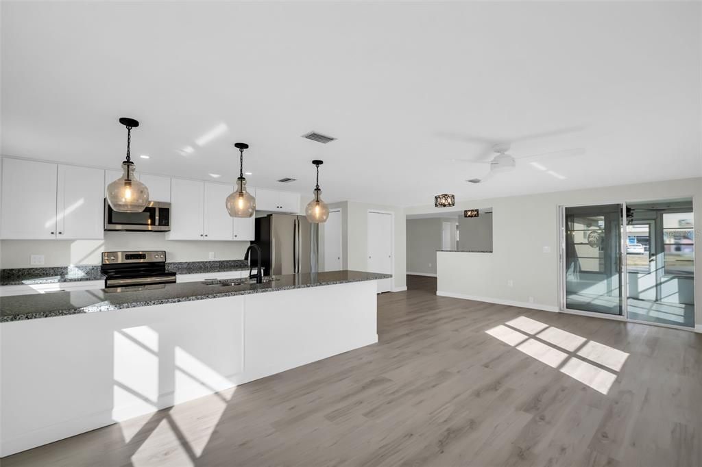 For Sale: $299,900 (2 beds, 2 baths, 1504 Square Feet)