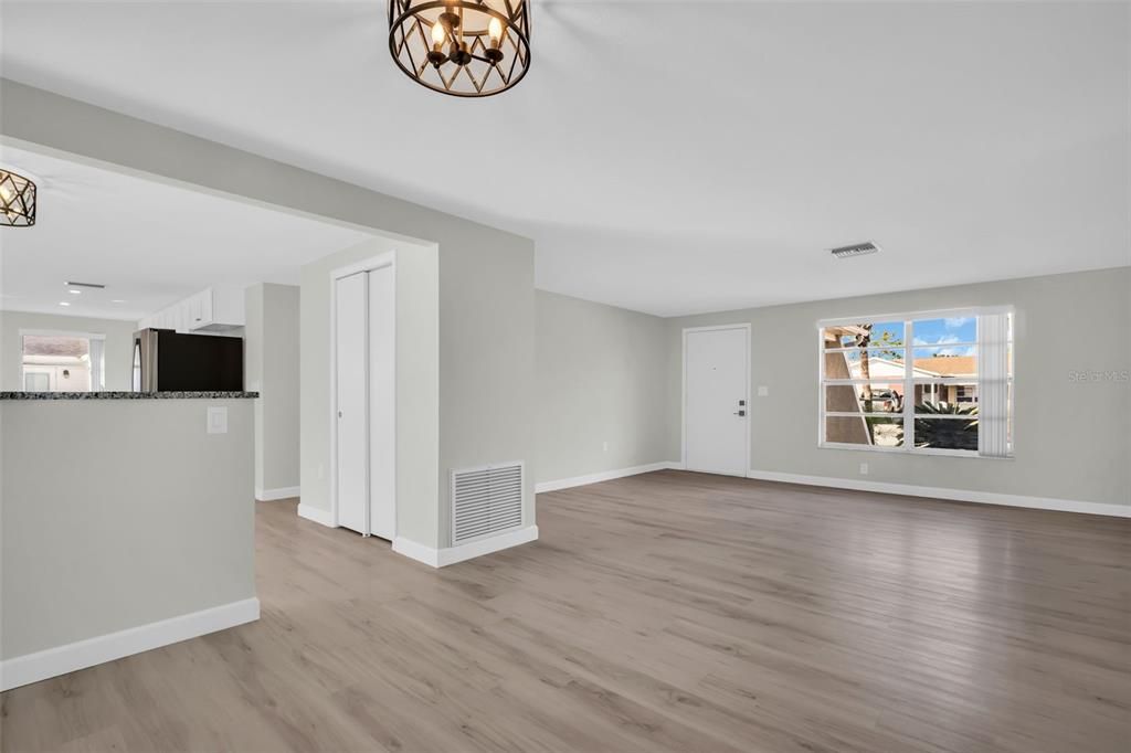 For Sale: $299,900 (2 beds, 2 baths, 1504 Square Feet)