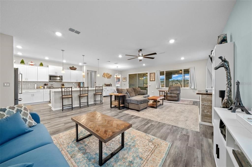 На продажу: $419,900 (2 спален, 2 ванн, 1983 Квадратных фут)