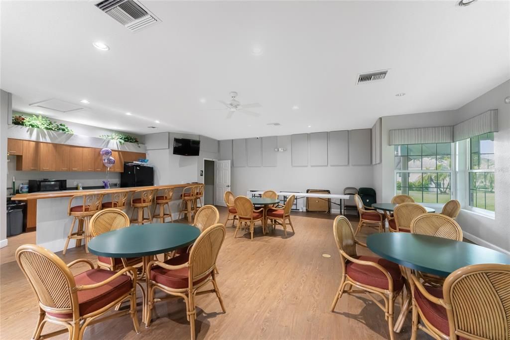 待售: $175,000 (2 贝兹, 2 浴室, 993 平方英尺)