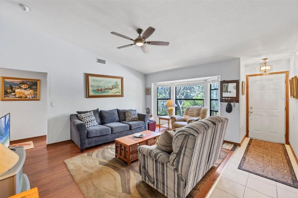 待售: $325,000 (3 贝兹, 2 浴室, 1348 平方英尺)