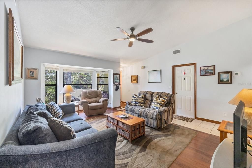 待售: $325,000 (3 贝兹, 2 浴室, 1348 平方英尺)