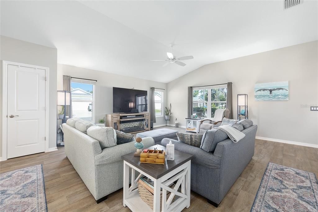 For Sale: $362,750 (3 beds, 2 baths, 1631 Square Feet)