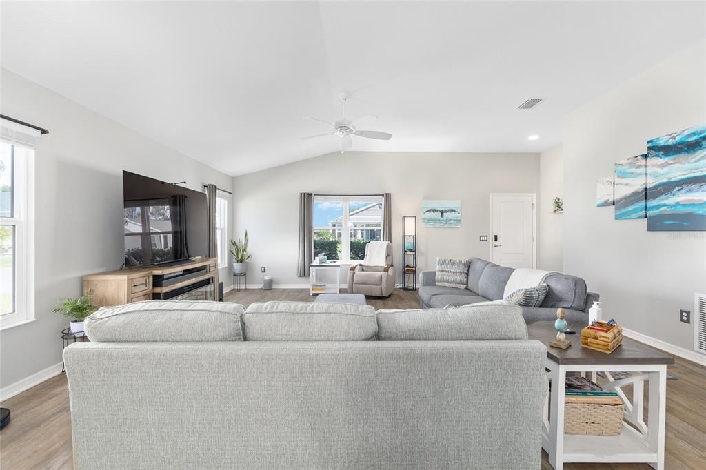 For Sale: $362,750 (3 beds, 2 baths, 1631 Square Feet)