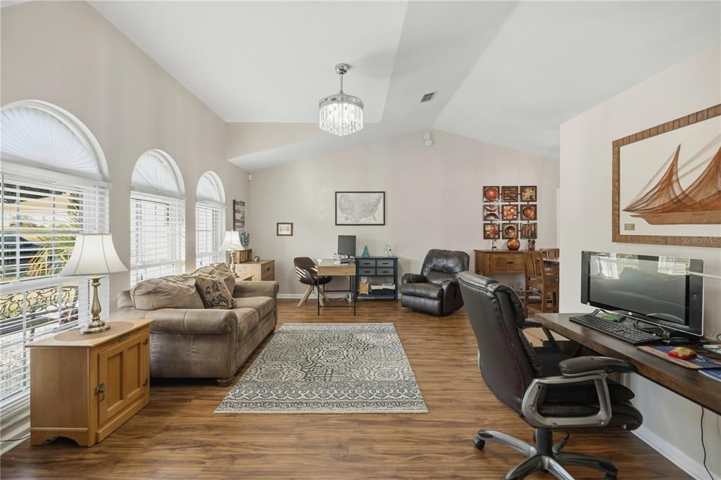 待售: $295,000 (2 贝兹, 2 浴室, 1569 平方英尺)