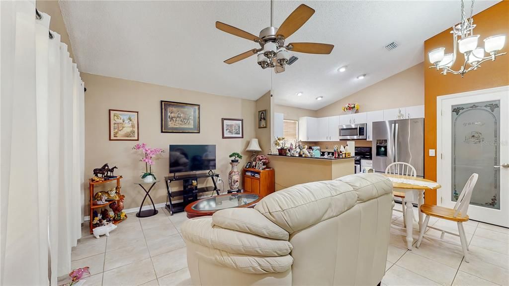 En Venta: $290,000 (3 camas, 2 baños, 1050 Pies cuadrados)