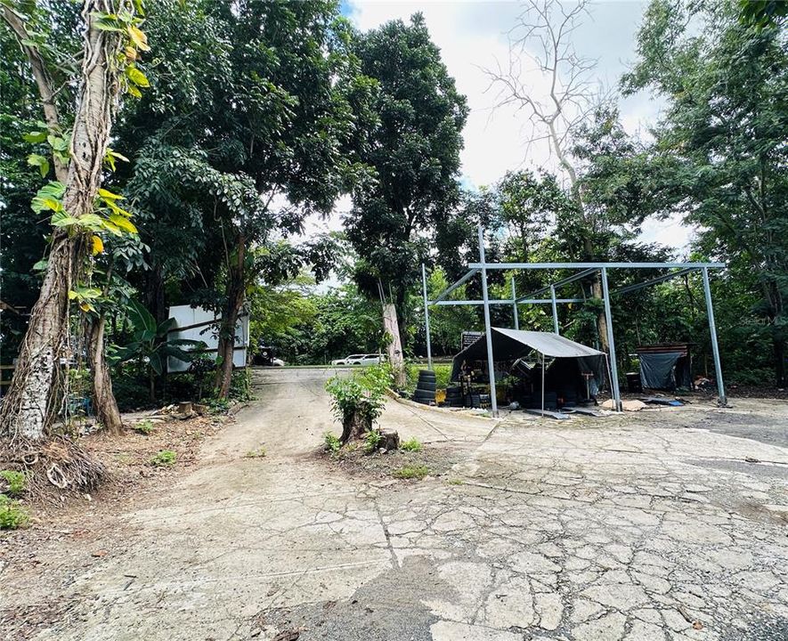 На продажу: $299,000 (0.76 acres)