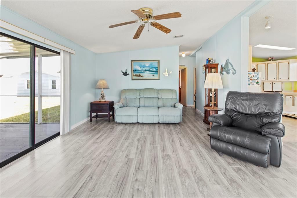 待售: $215,000 (2 贝兹, 2 浴室, 1100 平方英尺)