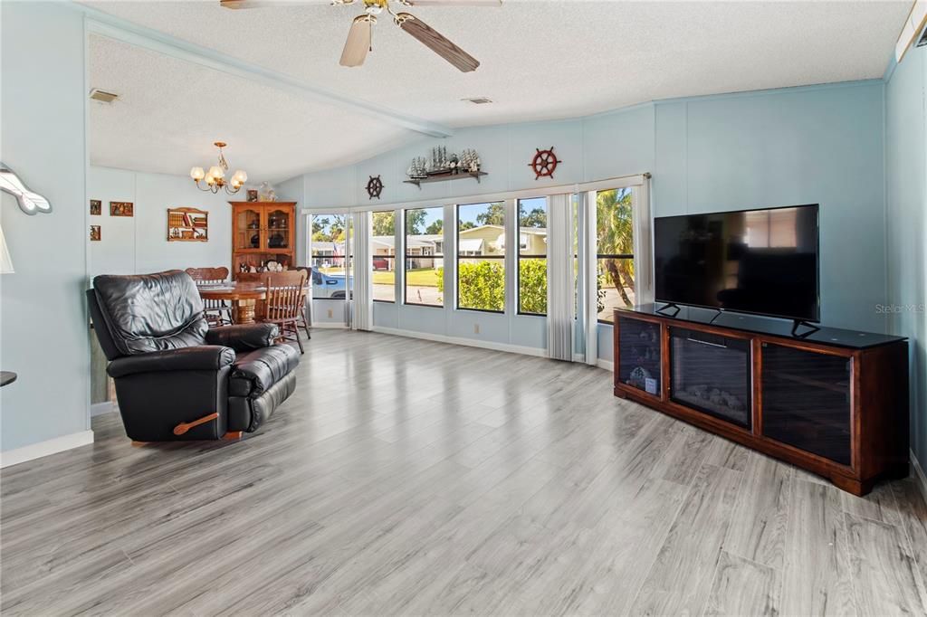 待售: $215,000 (2 贝兹, 2 浴室, 1100 平方英尺)