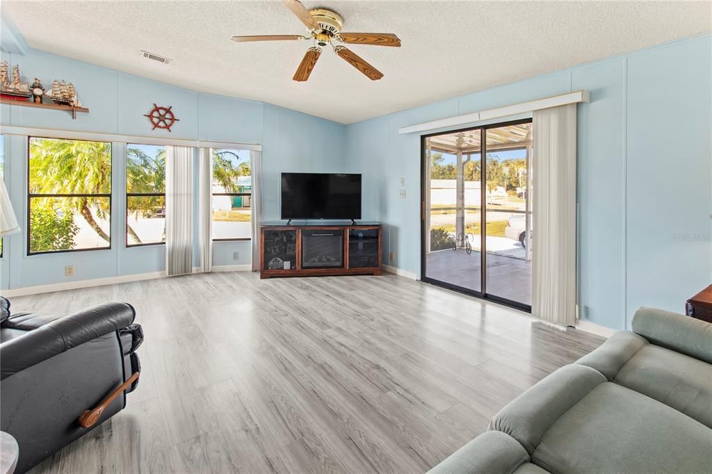 待售: $215,000 (2 贝兹, 2 浴室, 1100 平方英尺)