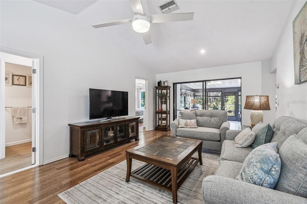 На продажу: $275,000 (2 спален, 1 ванн, 1414 Квадратных фут)