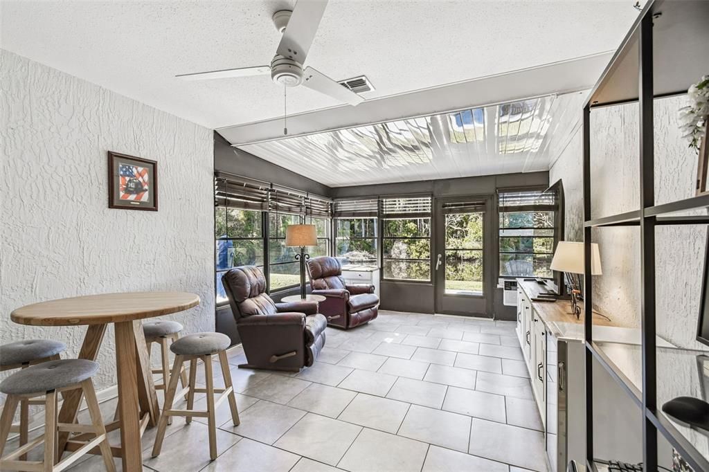 На продажу: $275,000 (2 спален, 1 ванн, 1414 Квадратных фут)