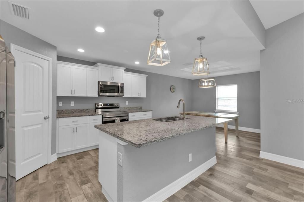 出租: $2,400 (3 贝兹, 2 浴室, 1798 平方英尺)