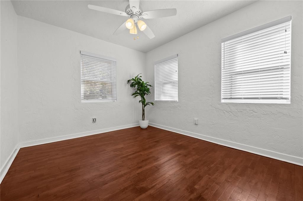 Activo con contrato: $269,000 (3 camas, 1 baños, 1236 Pies cuadrados)