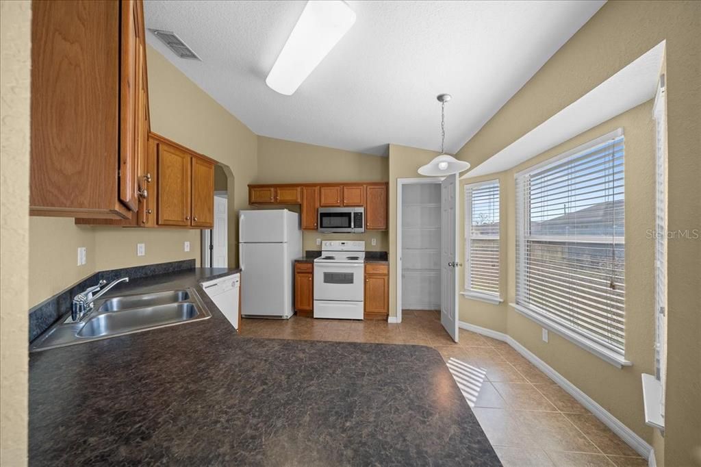 Active With Contract: $199,950 (3 beds, 2 baths, 1330 Square Feet)