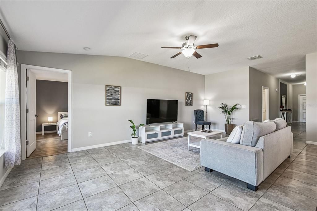 合同活跃: $300,000 (4 贝兹, 2 浴室, 1939 平方英尺)