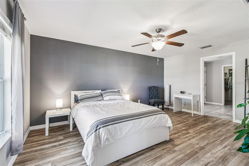 合同活跃: $300,000 (4 贝兹, 2 浴室, 1939 平方英尺)