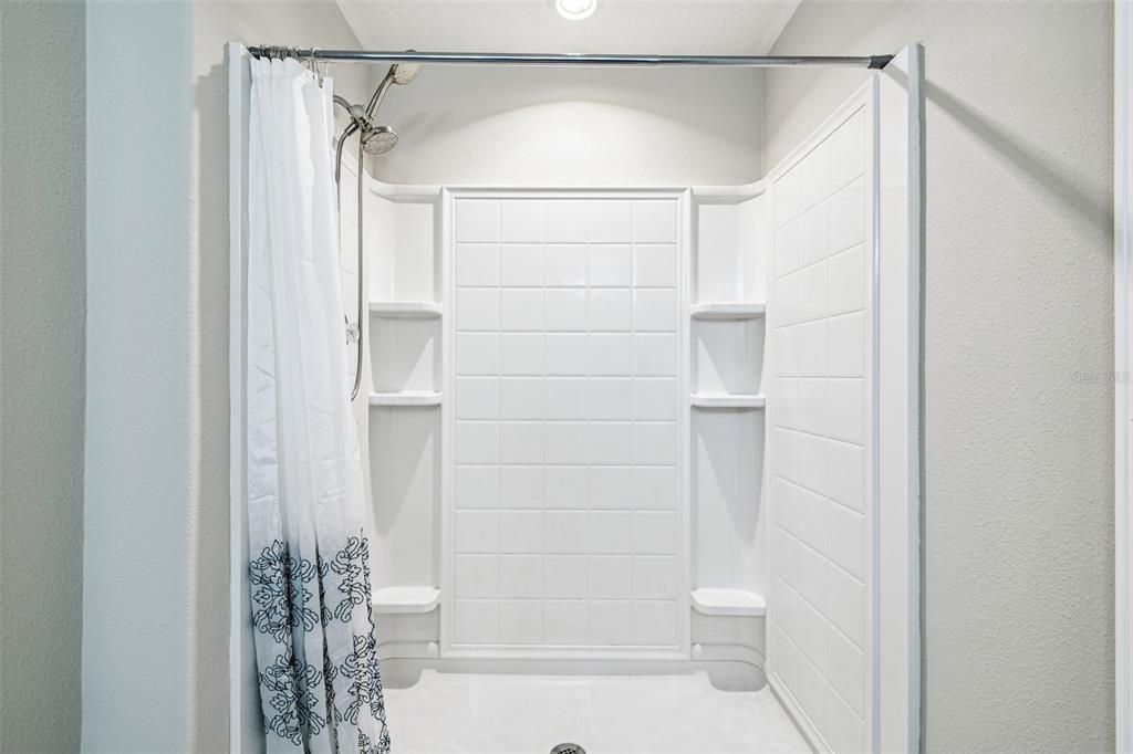 合同活跃: $300,000 (4 贝兹, 2 浴室, 1939 平方英尺)