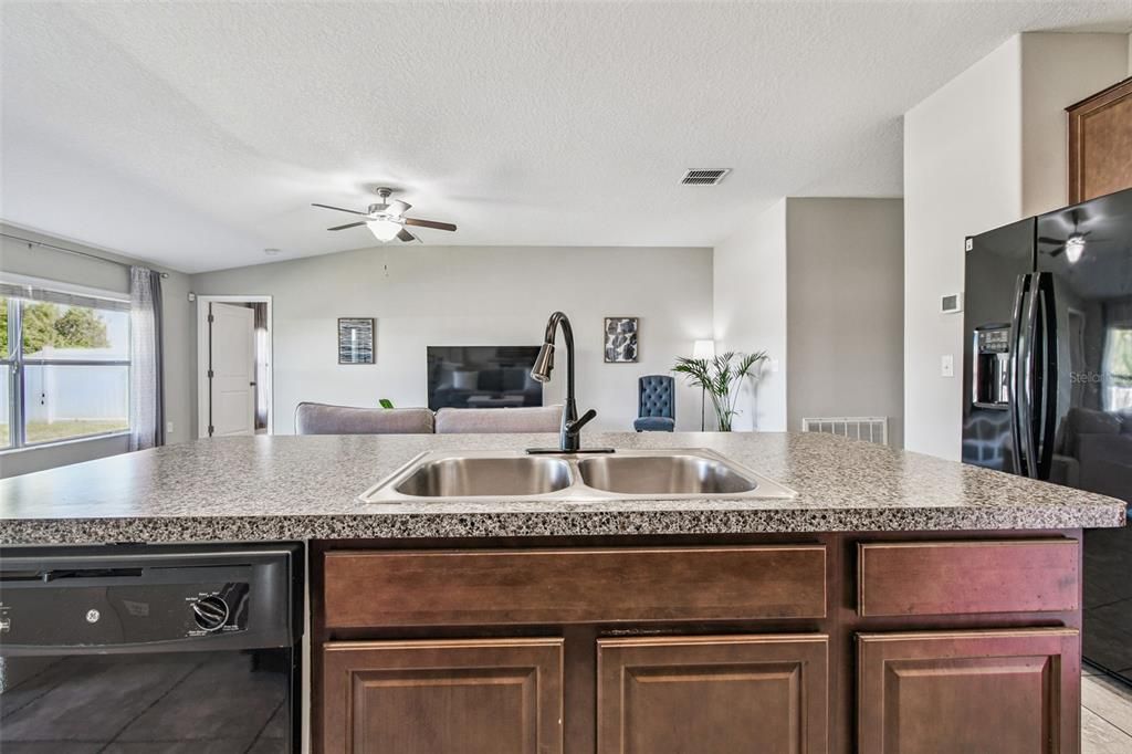 合同活跃: $300,000 (4 贝兹, 2 浴室, 1939 平方英尺)