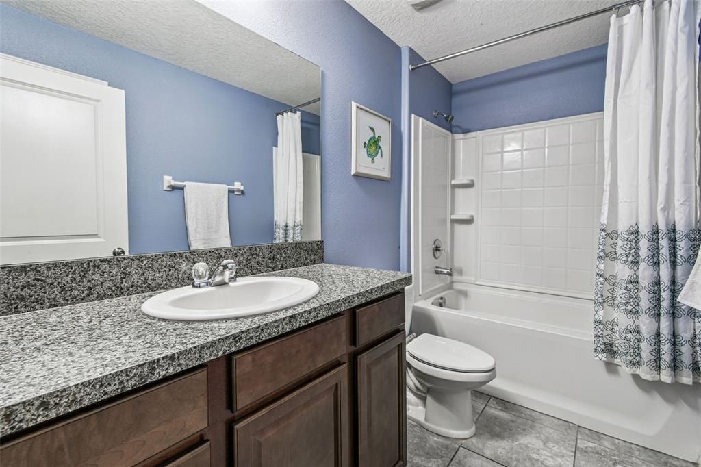 合同活跃: $300,000 (4 贝兹, 2 浴室, 1939 平方英尺)