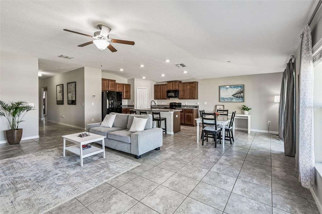 合同活跃: $300,000 (4 贝兹, 2 浴室, 1939 平方英尺)