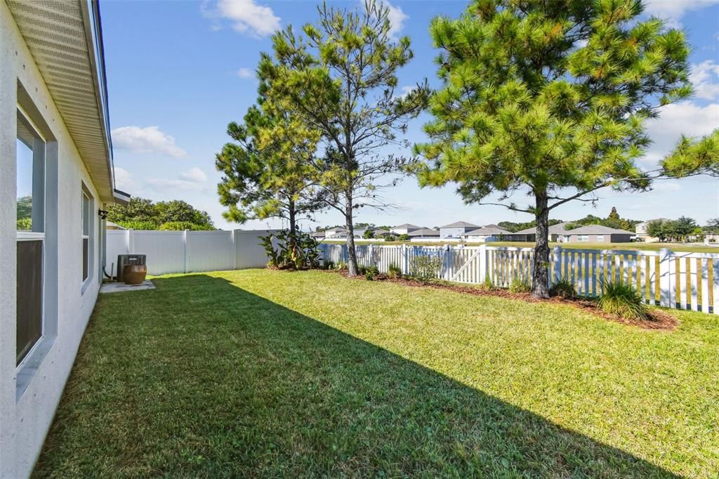 合同活跃: $300,000 (4 贝兹, 2 浴室, 1939 平方英尺)