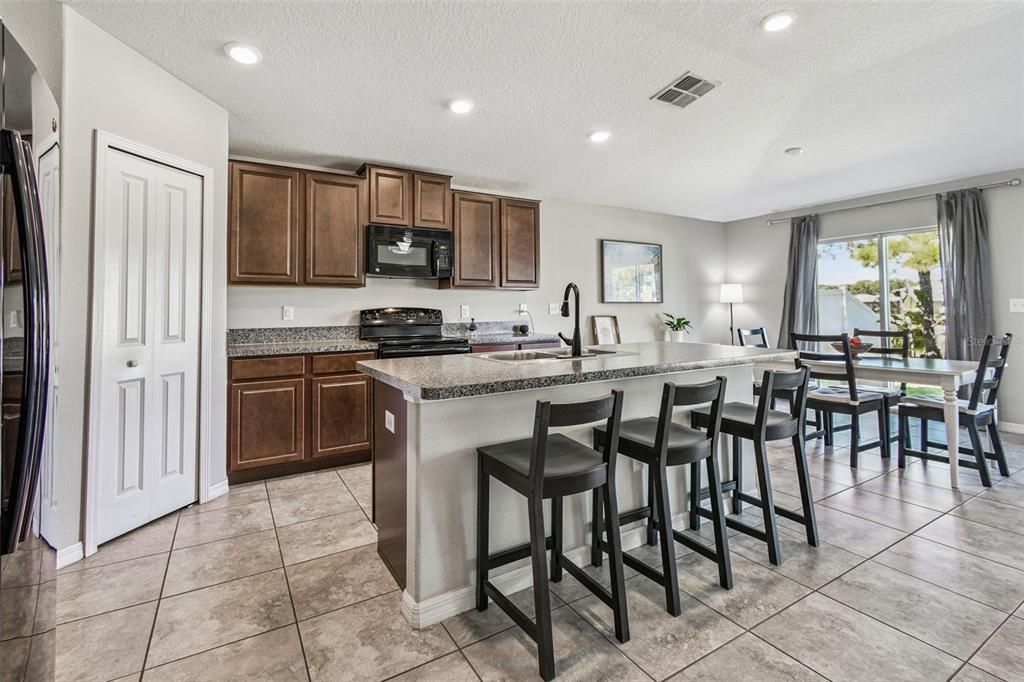 合同活跃: $300,000 (4 贝兹, 2 浴室, 1939 平方英尺)