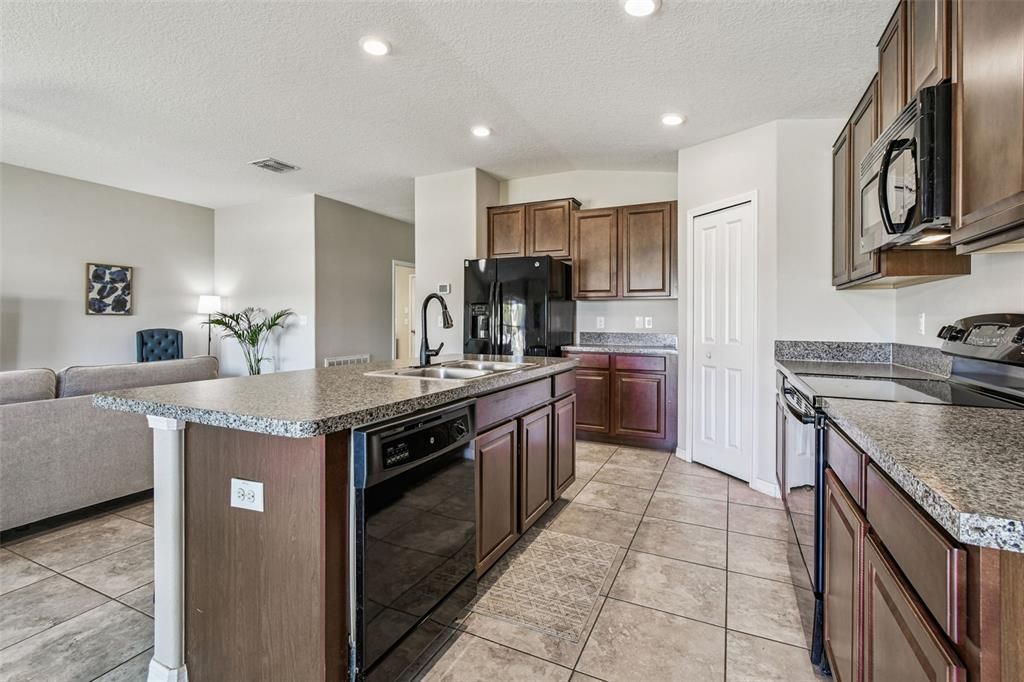 合同活跃: $300,000 (4 贝兹, 2 浴室, 1939 平方英尺)