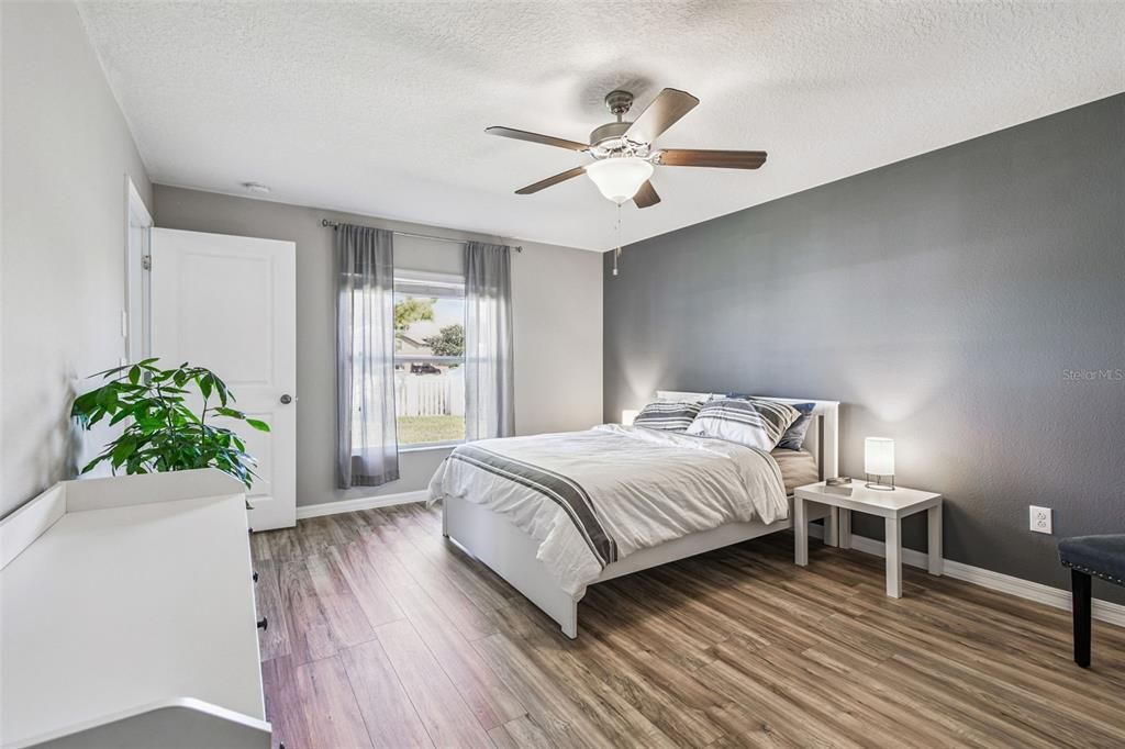 合同活跃: $300,000 (4 贝兹, 2 浴室, 1939 平方英尺)