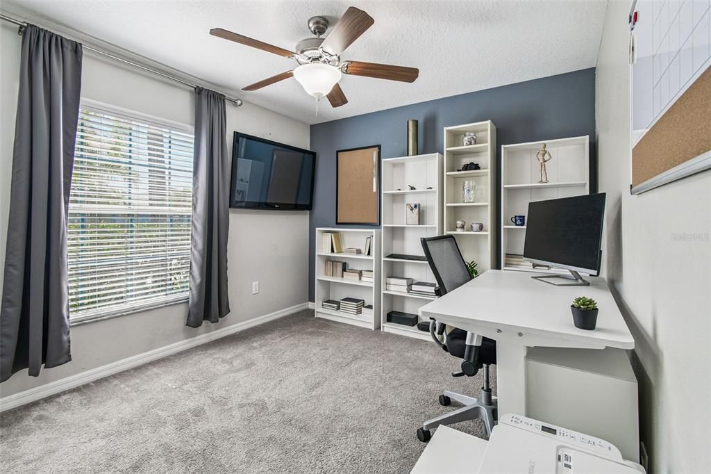 合同活跃: $300,000 (4 贝兹, 2 浴室, 1939 平方英尺)