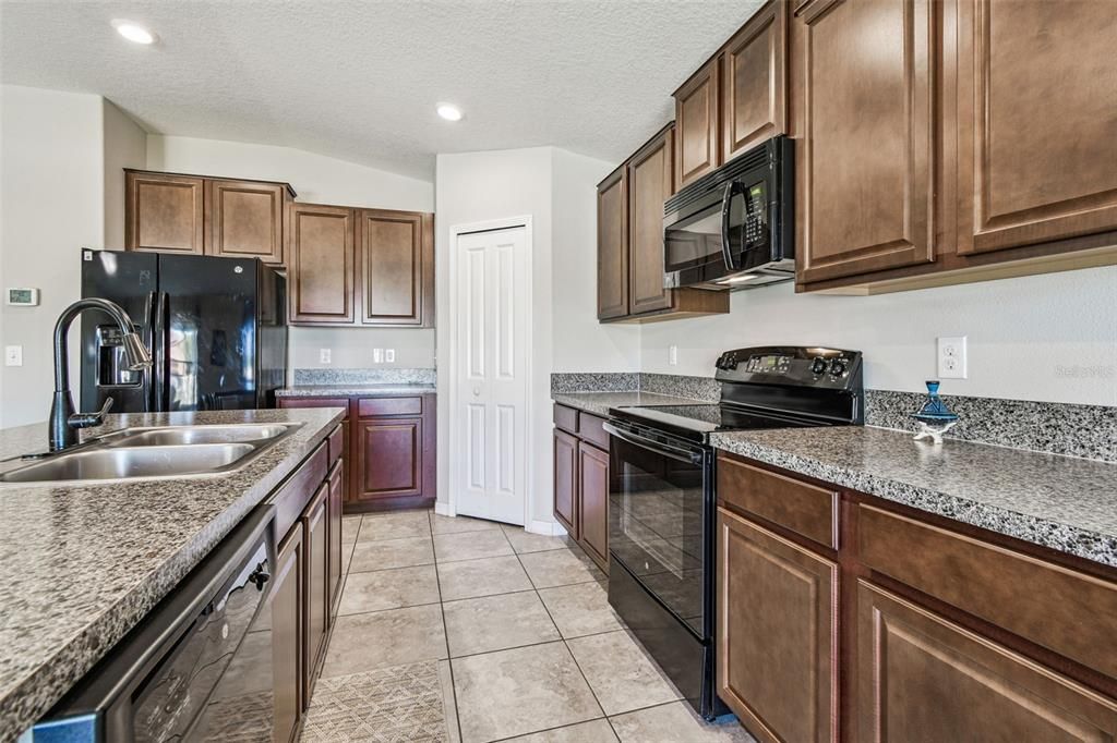 合同活跃: $300,000 (4 贝兹, 2 浴室, 1939 平方英尺)