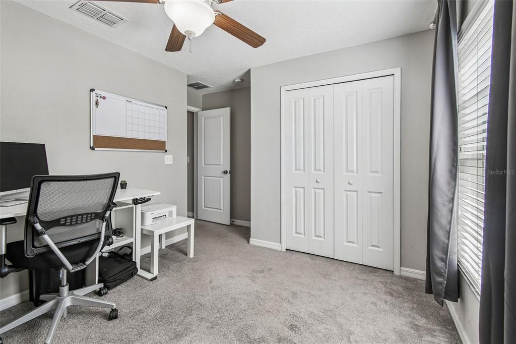 合同活跃: $300,000 (4 贝兹, 2 浴室, 1939 平方英尺)