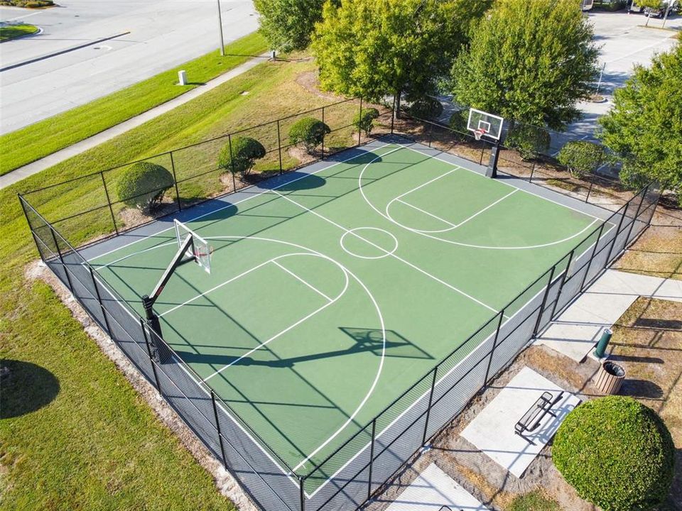 合同活跃: $300,000 (4 贝兹, 2 浴室, 1939 平方英尺)