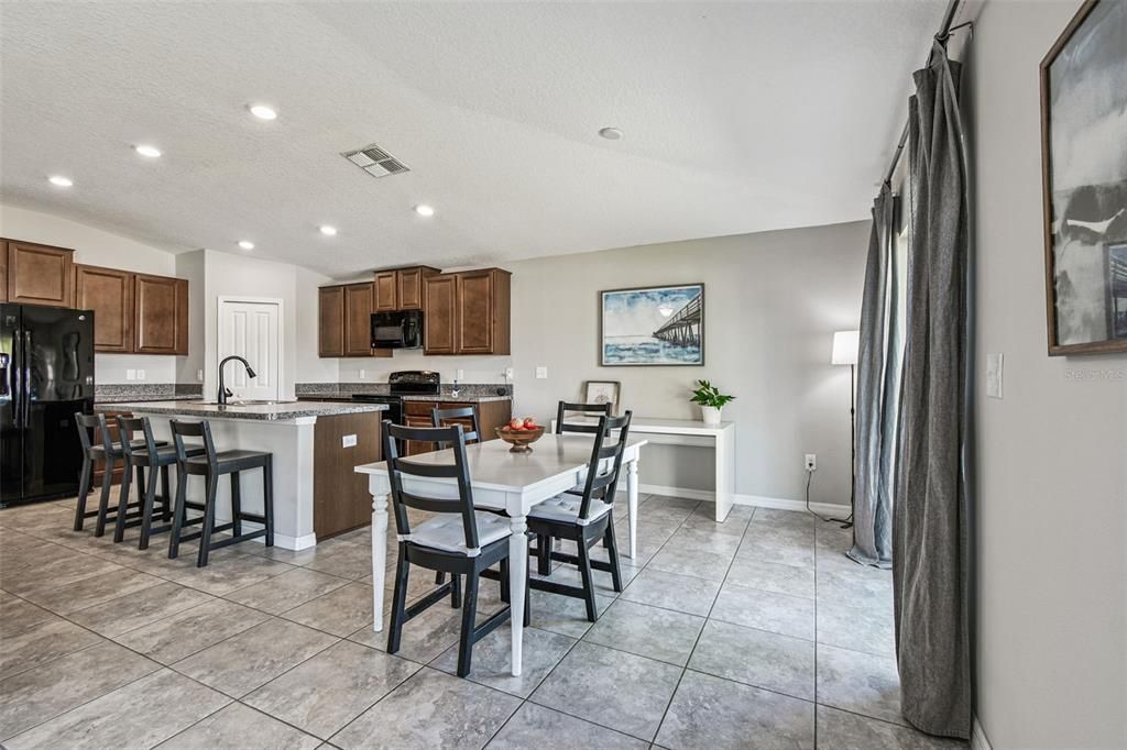 合同活跃: $300,000 (4 贝兹, 2 浴室, 1939 平方英尺)