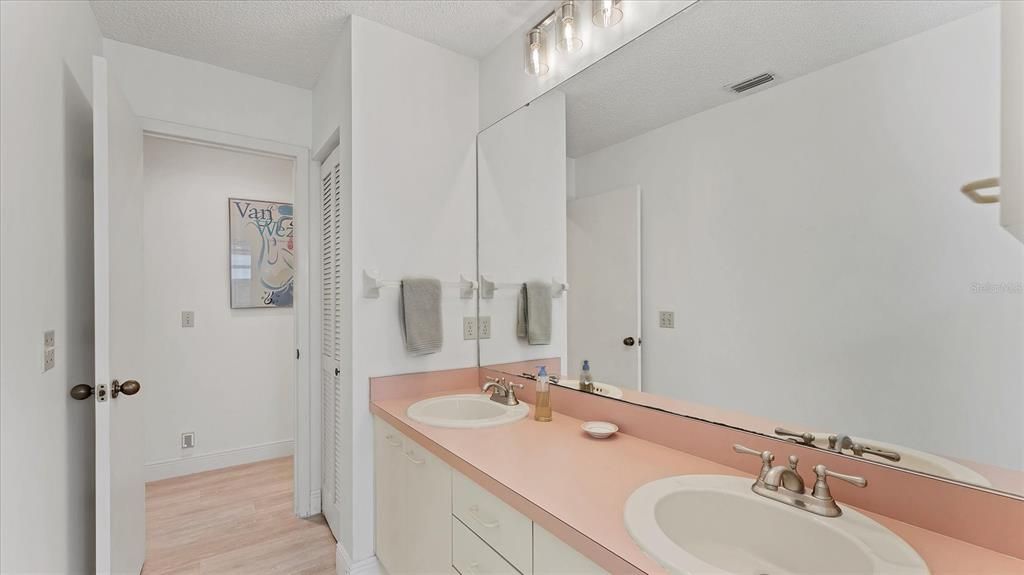 Под контрактом: $429,900 (4 спален, 2 ванн, 1952 Квадратных фут)