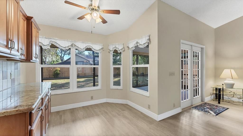 Под контрактом: $429,900 (4 спален, 2 ванн, 1952 Квадратных фут)