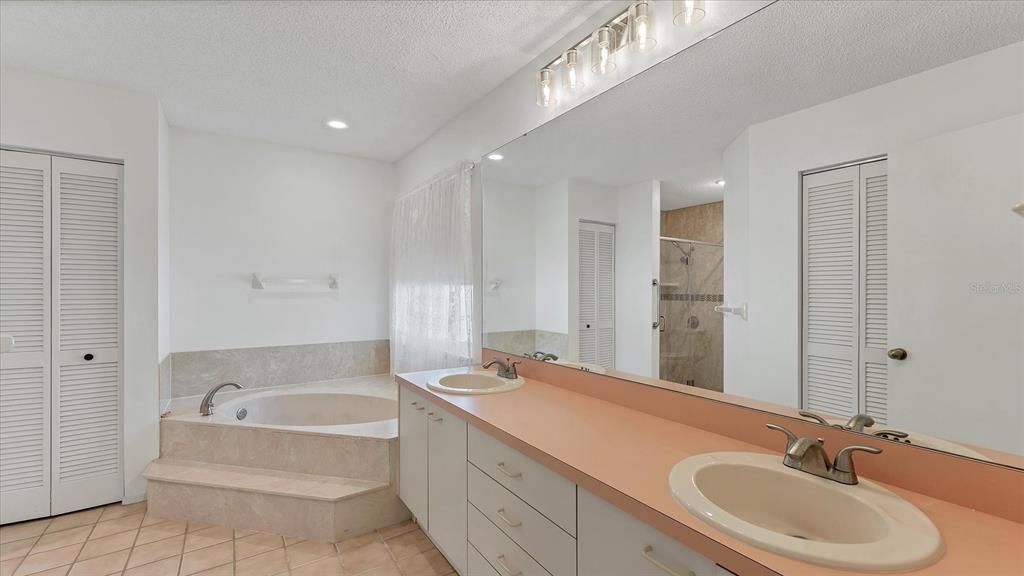 Под контрактом: $429,900 (4 спален, 2 ванн, 1952 Квадратных фут)