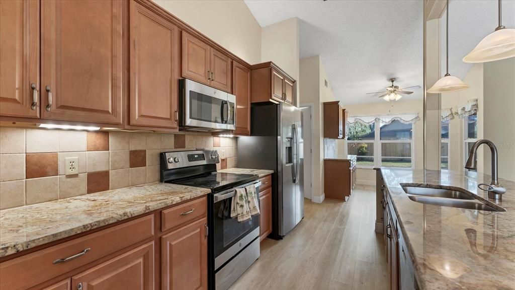 Под контрактом: $429,900 (4 спален, 2 ванн, 1952 Квадратных фут)