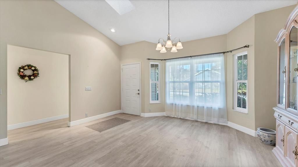 Под контрактом: $429,900 (4 спален, 2 ванн, 1952 Квадратных фут)