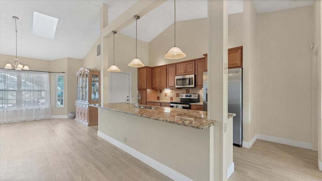 Под контрактом: $429,900 (4 спален, 2 ванн, 1952 Квадратных фут)