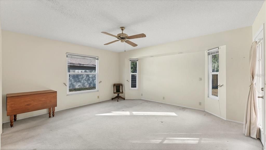 Под контрактом: $429,900 (4 спален, 2 ванн, 1952 Квадратных фут)