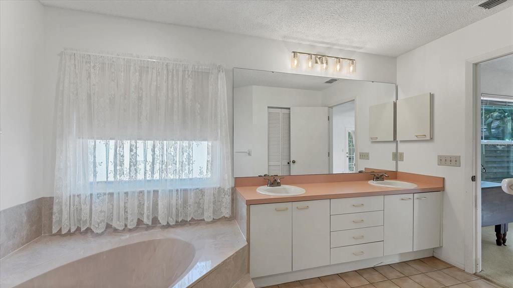 Под контрактом: $429,900 (4 спален, 2 ванн, 1952 Квадратных фут)