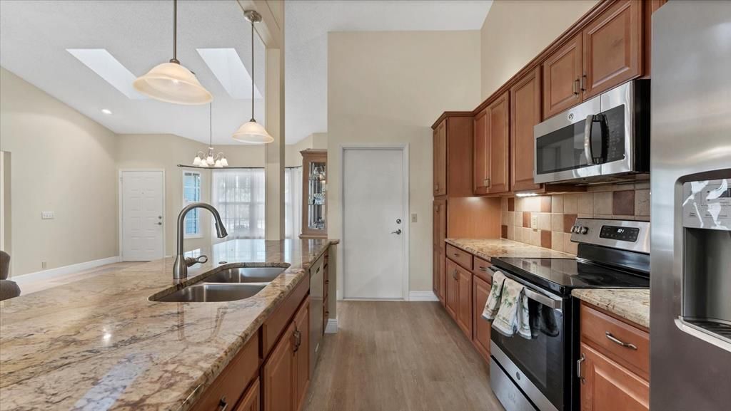 Под контрактом: $429,900 (4 спален, 2 ванн, 1952 Квадратных фут)