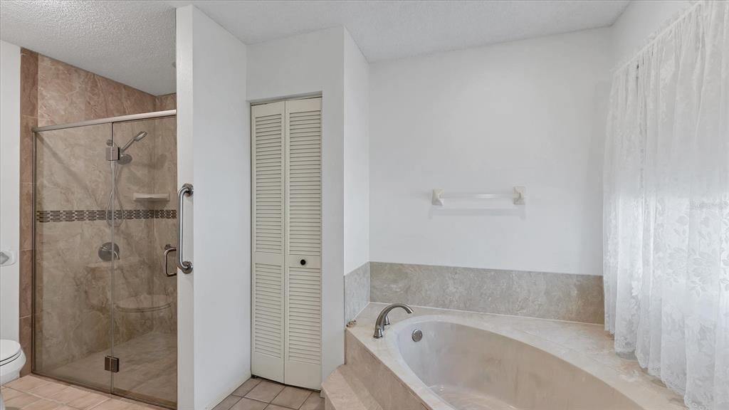 Под контрактом: $429,900 (4 спален, 2 ванн, 1952 Квадратных фут)