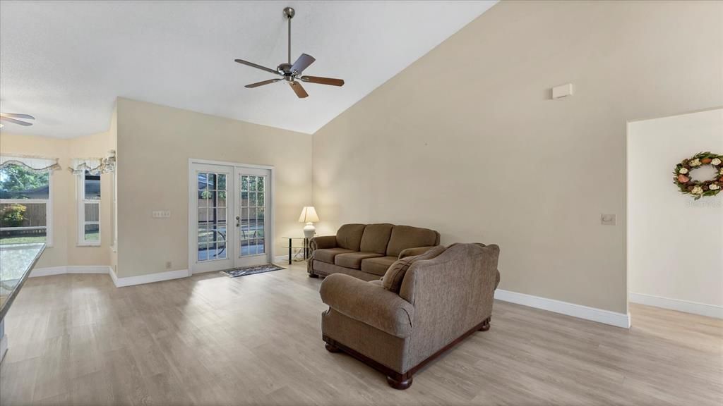 Под контрактом: $429,900 (4 спален, 2 ванн, 1952 Квадратных фут)