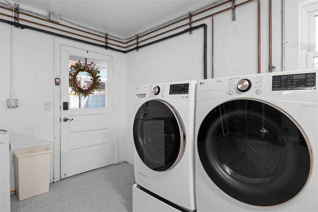 For Sale: $750,000 (2 beds, 2 baths, 2010 Square Feet)