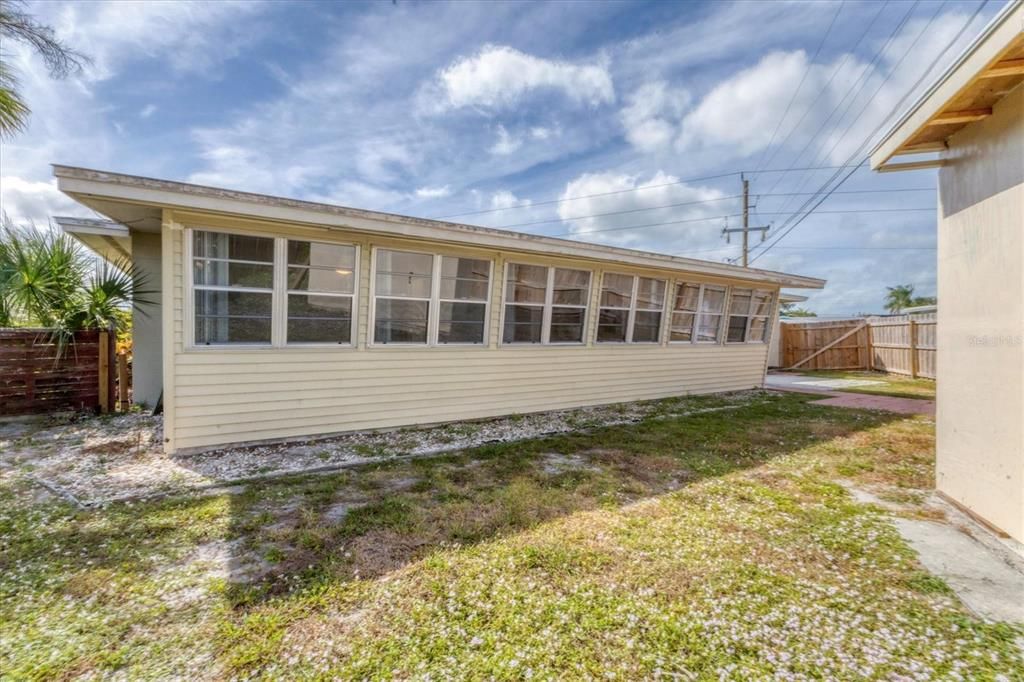 For Sale: $350,000 (2 beds, 2 baths, 1588 Square Feet)