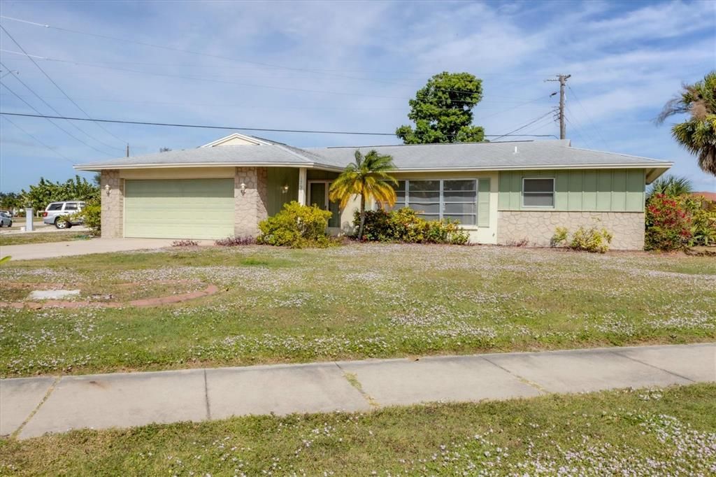 For Sale: $350,000 (2 beds, 2 baths, 1588 Square Feet)