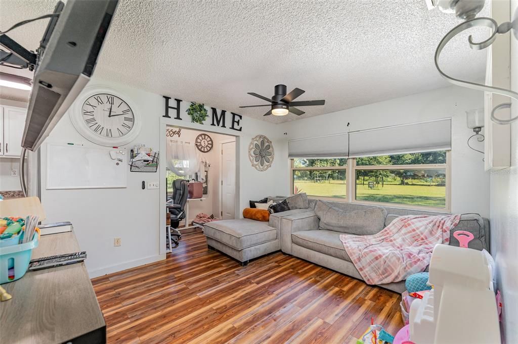 For Sale: $385,000 (2 beds, 1 baths, 820 Square Feet)