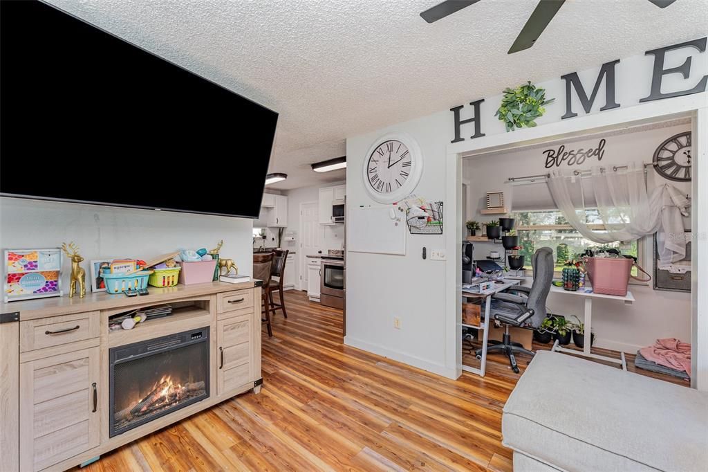 For Sale: $385,000 (2 beds, 1 baths, 820 Square Feet)